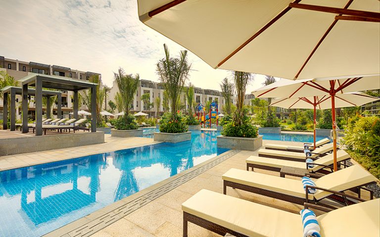 Royal Lotus Hạ Long Resort & Villa với bể bơi độc đáo kết hợp với khu vui chơi.