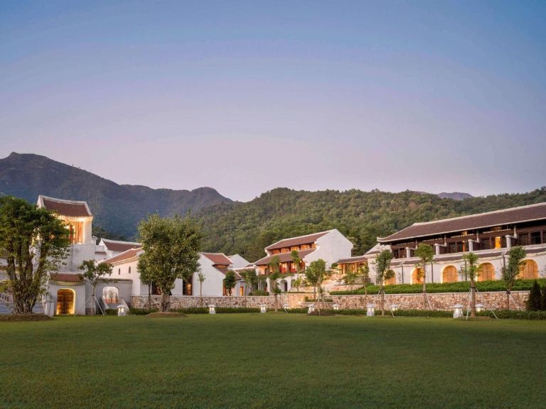 Resort Yên Tử Legacy nằm trên dãy núi Yên Tử, bao quanh bởi đồi núi thơ mộng. 