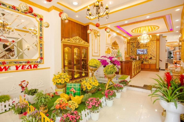 Sảnh check-in tại King Resort cực kỳ nguy nga tráng lệ tựa như một cung điện với sắc vàng cực kỳ nổi bật. (nguồn: booking.com)