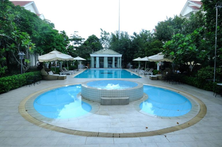 Resort Sài Gòn này còn cung cấp hệ thống hồ bơi tiện lợi với ghế dài và ô bản đại chống nắng. 