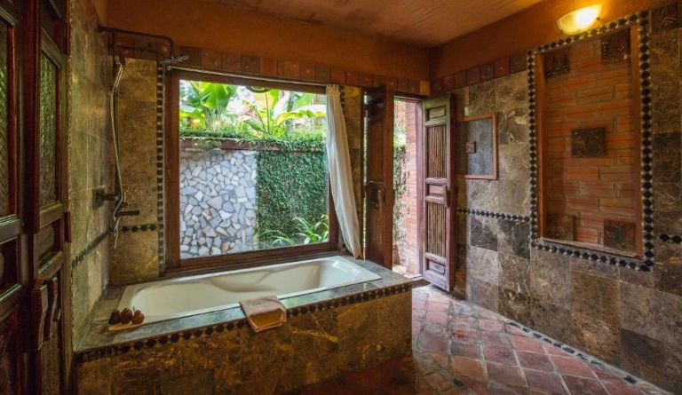 Phòng nghỉ của Vạn Chài Resort còn có nhà tắm nhiều tiện ích, với bồn tắm lớn mở ra thiên nhiên ngoài trời. (nguồn: Booking.com).