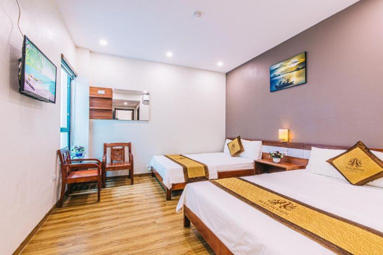 Phòng nghỉ được thiết kế kết hợp phong cách hiện đại, với màu sắc chủ đạo là vàng và nâu. (nguồn: Booking.com).