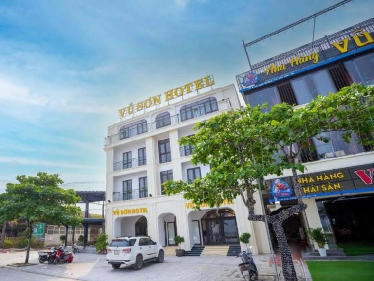 VSANA Vũ Sơn Hotel là một trong những khách sạn đắc địa nhất tại thành phố biển Sầm Sơn. (nguồn: Booking.com).