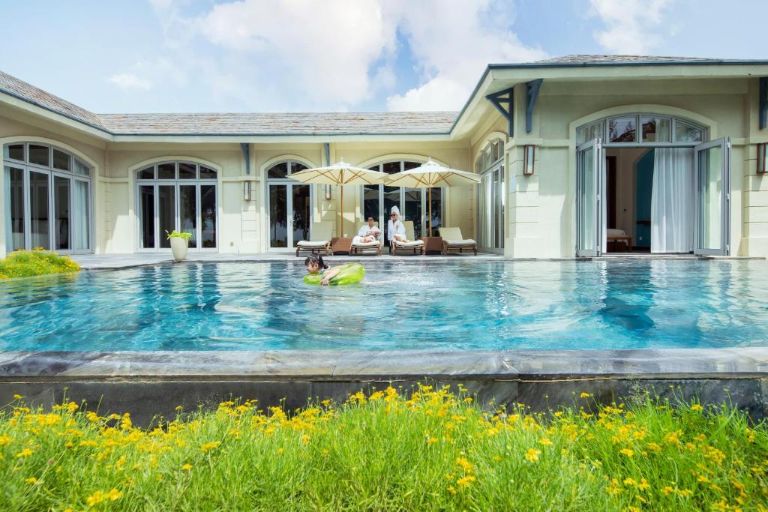 Villa có hồ bơi ngoài trời cực sang chảnh, được bố trí cạnh thảm cỏ xanh mát. (nguồn: Booking.com).
