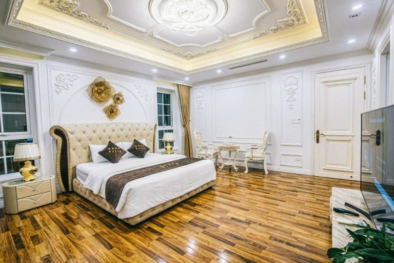 Phòng lấy màu trắng làm tông chủ đạo, kết hợp với sàn nhà lát gỗ và nhiều họa tiết trang trí cầu kỳ (nguồn: Booking.com).