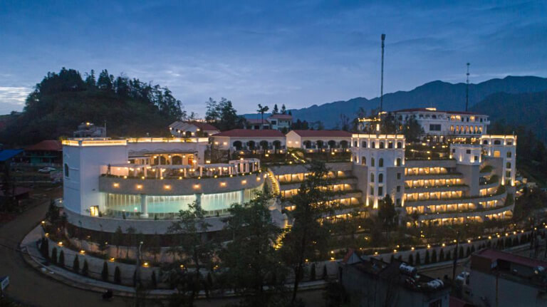 Silk Path Grand Resort & Spa nằm trên đỉnh đồi xa hoa khi về đêm