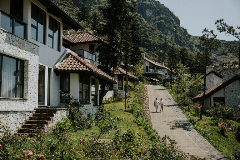 Khu resort với kiến trúc Pháp cổ nổi bật giữa núi rừng bạt ngàn.
