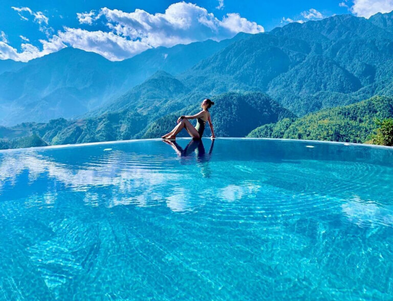 Bể bơi vô cực với chiếc view triệu đô từ núi rừng