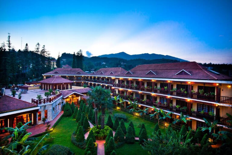 Victoria Sapa Resort & Spa được bao quanh bởi núi rừng Tây Bắc hùng vĩ