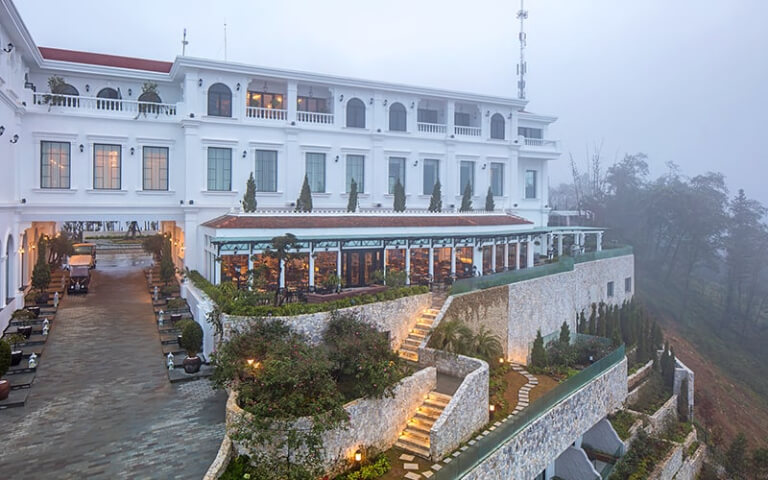 Silk Path Grand Resort & Spa với tông trắng chủ đạo nổi bật trên núi rừng thiên nhiên