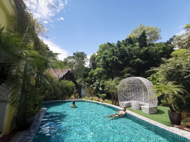 Giữa resort được đặt một bể bơi Caribe siêu lớn cho khách bơi lội thỏa thích. (nguồn: Booking.com).