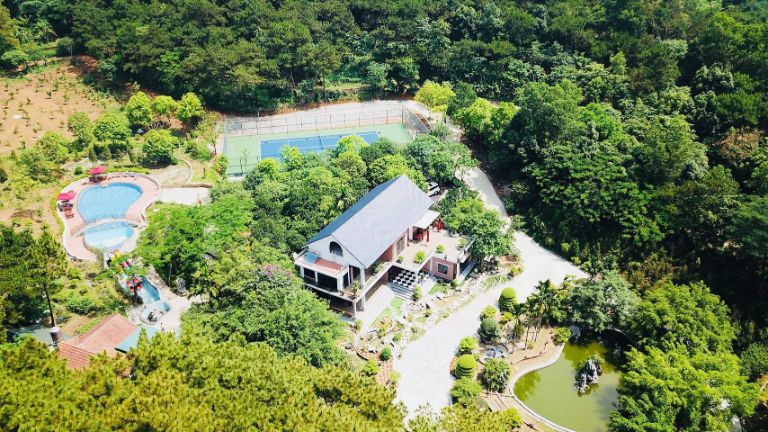 Resort Sóc Sơn thường có thiết kế độc đáo, không gian gần gũi với thiên nhiên (nguồn: Booking.com).