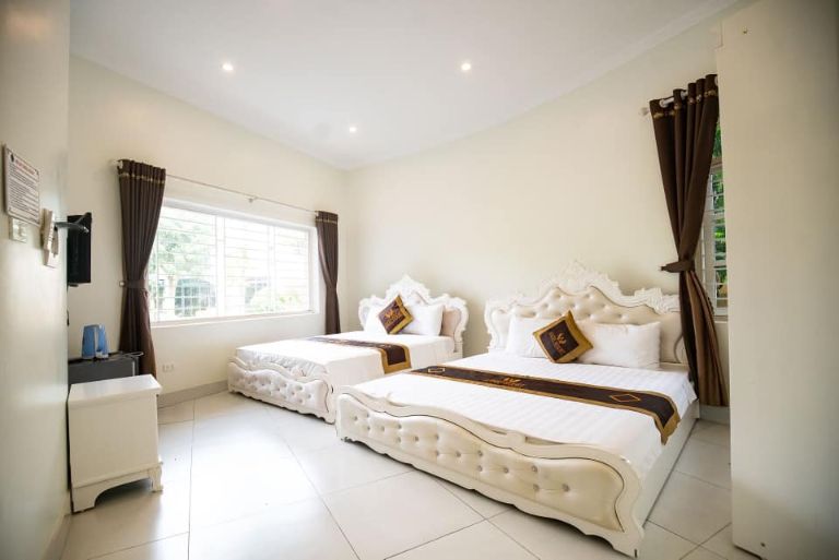 Phòng ngủ tại Angel Resort gây ấn tượng với màu trắng chủ đạo cùng thiết kế châu Âu hiện đại. (nguồn: Google).