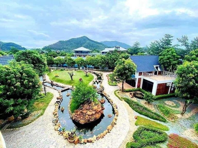 Angel Resort có khuôn viên thoáng đãng, xanh mát với diện tích hơn 5ha (nguồn: Google).