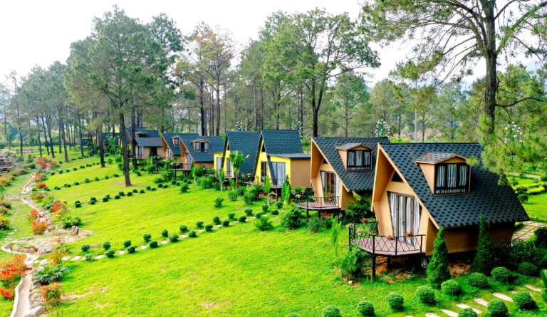 Phoenix Mộc Châu Resort được ví như Đà Lạt thu nhỏ của núi rừng thiên nhiên Tây Bắc với những căn nhà mang phong cách bungalow và nằm trên thảo nguyên xanh.
