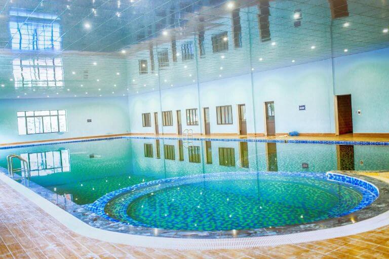 Bể bơi tại Thảo Nguyên Resort Mộc Châu là bể bơi bốn mùa nên du khách không cần phải lo ngại khí hậu xe lạnh của Mộc Châu. 