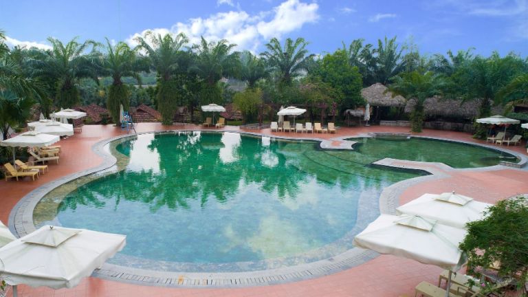 Bể bơi của Thảo Viên Resort Sơn Tây có Thiết kế ấn tượng với những đường cong uốn lượn.(nguồn: Booking.com).