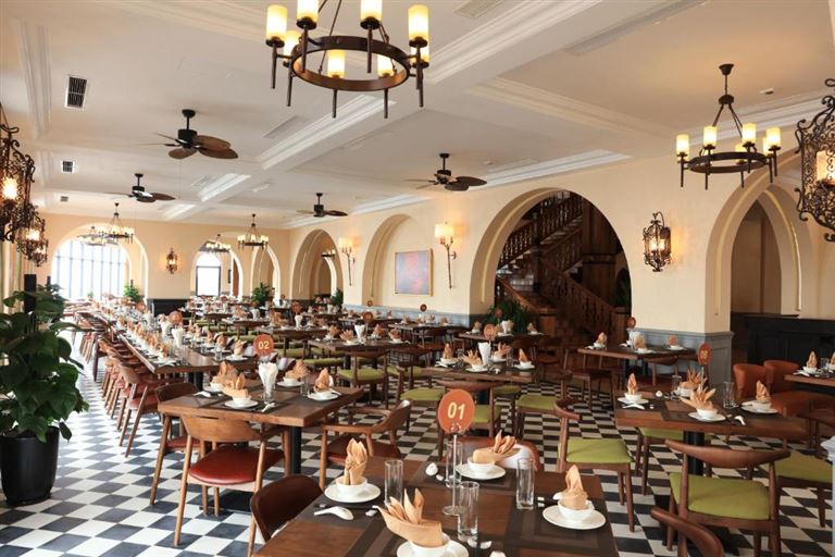 Không gian nhà hàng sang trọng, được thiết kế theo phong cách đặc trưng, cung cấp nhiều đặc sản hấp dẫn. 