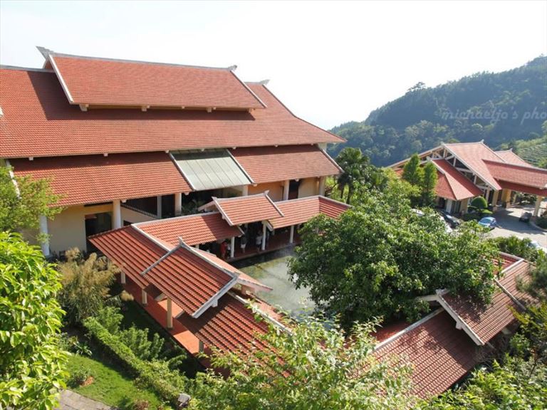Khu nghỉ dưỡng Belvedere Tam Dao Resort được xây dựng trên khu đất rộng, giữ được nét cổ kính với những mái ngói đỏ tươi. 