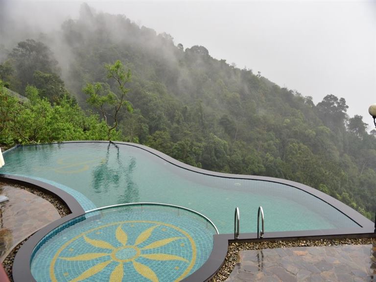 Bể bơi vô cực tại Belvedere Tam Dao Resort là tiện ích không thể bỏ lỡ, cung cấp những giây phút giải trí tuyệt vời. 