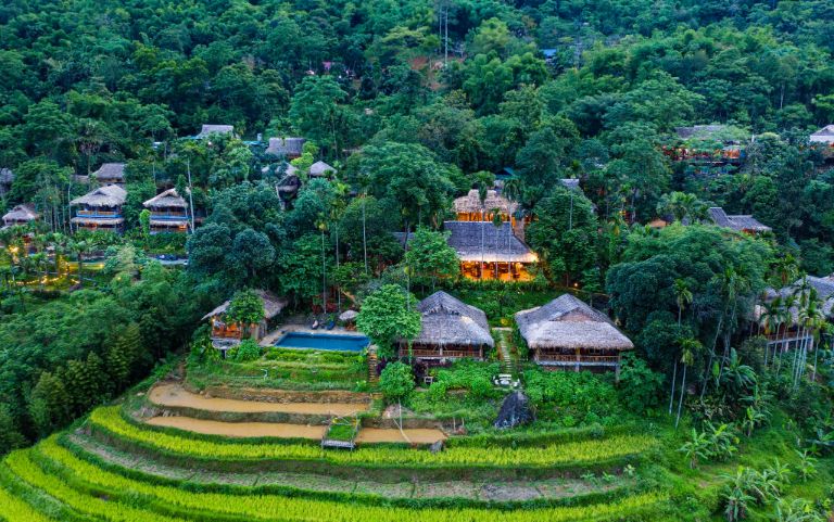 Resort Pù Luông Retreat nằm ngay giữa thung lũng ruộng bậc thang, mặt lưng tựa núi đồi thiên nhiên hùng vĩ (nguồn: booking.com)