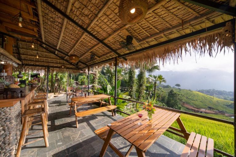 Resort Pù Luông Retreat sở hữu nhà hàng nằm trên đỉnh đồi cao nhất, thiết kể mở giúp du khách thưởng ngoạn cảnh đẹp (nguồn: booking.com)