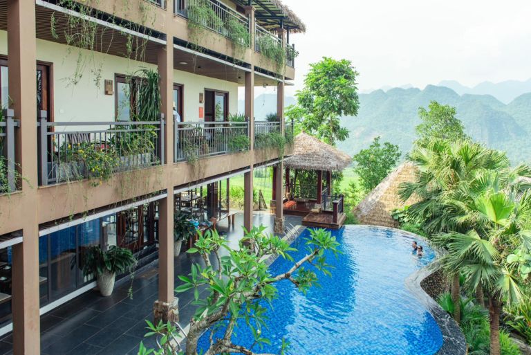 Ebino Pù Luông Resort and Spa là toà nhà 3 tầng nằm ngay giữa lưng chừng núi, với thiết kế mái lá truyền thống (nguồn: booking.com)