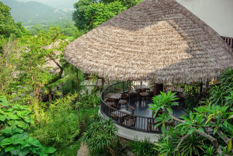 Ebino Pù Luông Resort and Spa thiết kế những căn nhà bungalow mái lá dạng hình tròn độc đáo cho du khách ngồi thư giãn và check in (nguồn: booking.com)