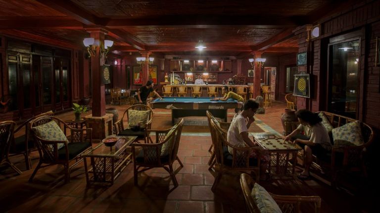 Vạn Chài Resort sở hữu quán bar kết hợp tổ hợp giải trí bida, bắn phi tiêu cực thú vị nằm ngay ở khu vực tầng trệt (nguồn: booking.com)