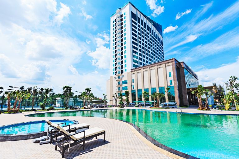 Mường Thanh Grand Thanh Hoá là khu nghỉ dưỡng sang trọng, xây dựng theo lối hiện đại có bể bơi ngay giữa trung tâm (nguồn: booking.com)