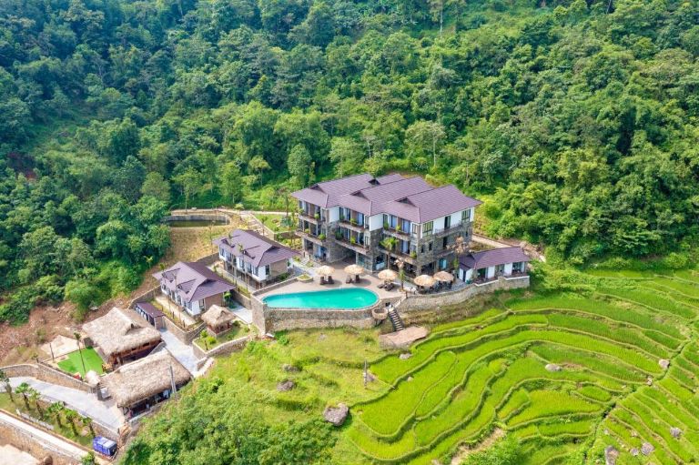 Central Hills Pù Luông Resort nằm ngay giữa cánh đồng ruộng bậc thang với thiết kế những căn nhà hiện đại 2 tầng (nguồn: booking.com)