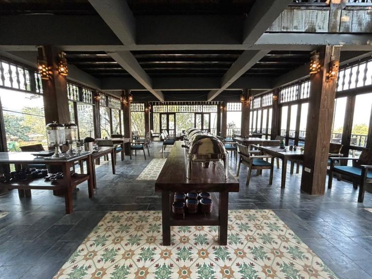 Amigo Pu Luong Resort Thanh Hoá sở hữu 1 nhà hàng view rootop, thiết kế cổ điển với tông màu đen huyền bí (nguồn: booking.com)