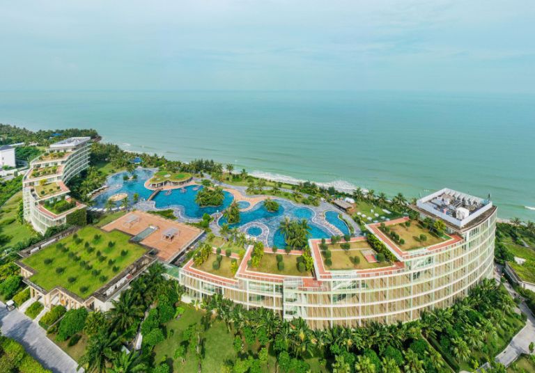FLC Resort Sầm Sơn Thanh Hoá sở hữu không gian tuyệt đẹp bao quanh bởi rừng cây xanh và bãi biển Sầm Sơn (nguồn: agoda.com)