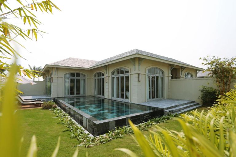 FLC Resort Sầm Sơn Thanh Hoá mang đến những căn biệt thự xây dựng lối tân cổ điển kết hợp đương đại, gam màu trắng be chủ đạo (nguồn: agoda.com)