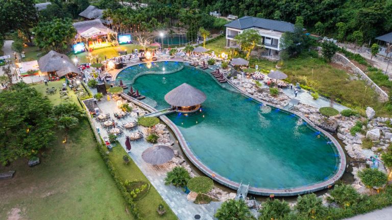 Hồ bơi Thung Nham, nơi mang lại trải nghiệm thư giãn và giải trí cho du khách. 