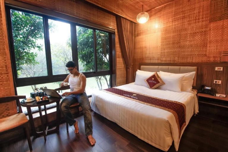Phòng Double tại Thung Nham Resort mang đến không gian thoải mái và ấm cúng. 