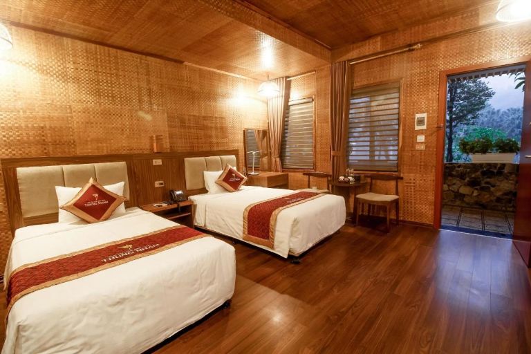 Thiết kế phòng ngủ với chất liệu gỗ đặc trưng, đem lại cảm giác gần gũi và ấm cúng tối đa cho khách hàng.