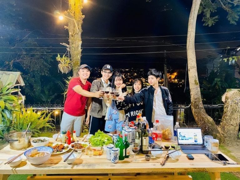 Cà Rốt Resort & Homestay dành riêng một khoảng sân để du khách tổ chức tiệc nướng BBQ bên gia đình được decor ấm cúng.