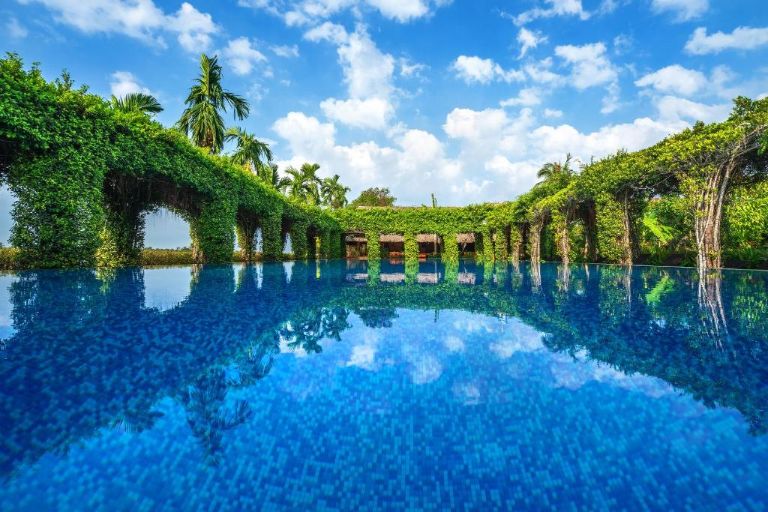 Hồ bơi tại khu Resort Kiên Giang với diện tích 65m2 được bao quanh bởi một bức tường cây xanh được thiết kế độc đáo cực lạ mắt.