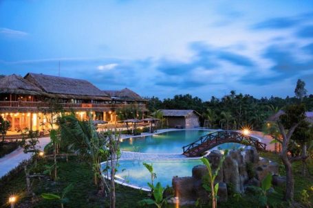 Resort Tiền Giang mang vẻ đẹp của miền quê thôn nước nằm cạnh các kênh rạch và bao quanh bởi những khu vườn xanh mát.