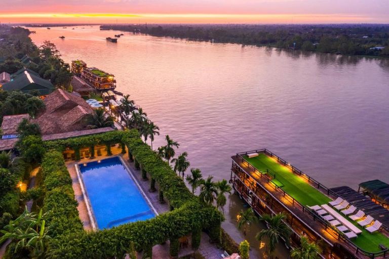 Mekong Lodge Resort nằm trên đảo, cạnh sông tiền và nổi bật với những thiết kế bằng gỗ, xanh thân thiện với môi trường. 