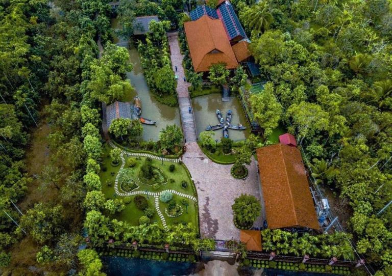 Mekong Rustic Resort toạ lạc ngay sát chợ Cái Bè mang lối thiết kế mộc mạc giản dị của khung cảnh nhà vườn vùng quê Tây Nam Bộ.