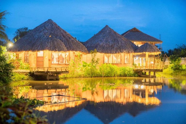 Mekong Ecolodge Resort mang đậm văn hoá địa phương được bao quanh bởi vườn cây ăn trái xanh mướt và hồ nước ngọt.