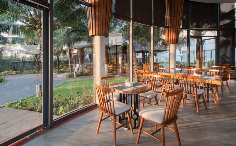 Nhà hàng với thiết kế vô cùng đặc biệt, được bao quanh bởi hàng dài những lớp cửa kính trong suốt.