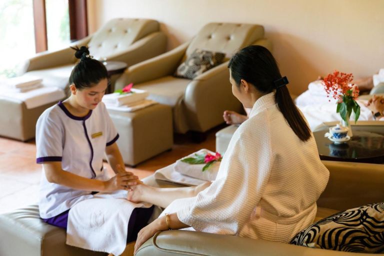 Bạn có thể yên tâm sử dụng dịch vụ spa, vì Vietstar Resort & Spa luôn cung cấp đội ngũ nhân viên chất lượng cao, lành nghề tới phục vụ cho bạn.