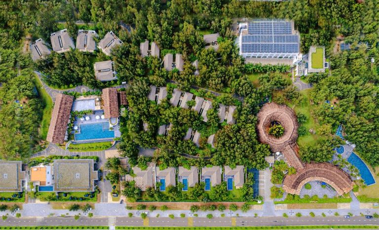Resort Stelia Beach Phú Yên bao gồm những biệt thự nghỉ dưỡng nằm ẩn mình dưới những tán cây phát tài xanh mướt.