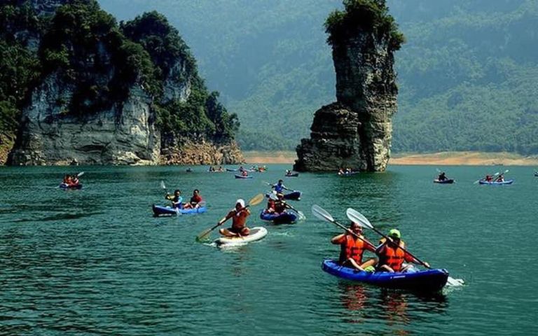 Trải nghiệm thực tế tại Vinpearl Tuyên Quang còn bao gồm các hoạt động thể thao ngoài trời, chèo thuyền tham quan,...