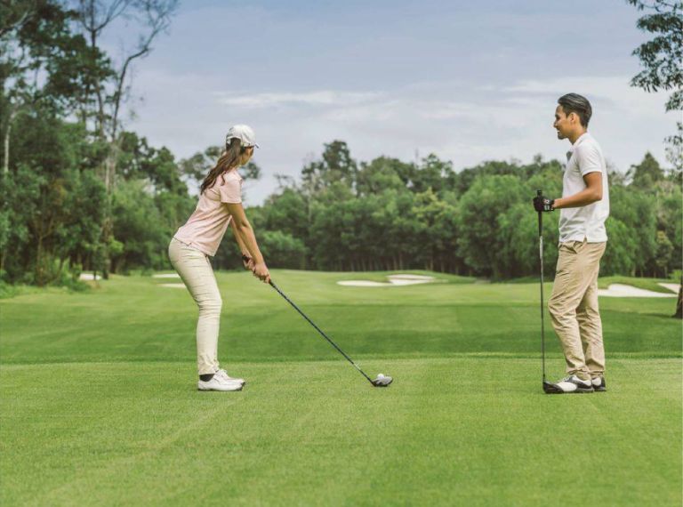  Các dịch vụ tiện ích như cho thuê gậy golf, hướng dẫn viên và cửa hàng đồ golf cung cấp cho bạn mọi thứ cần thiết