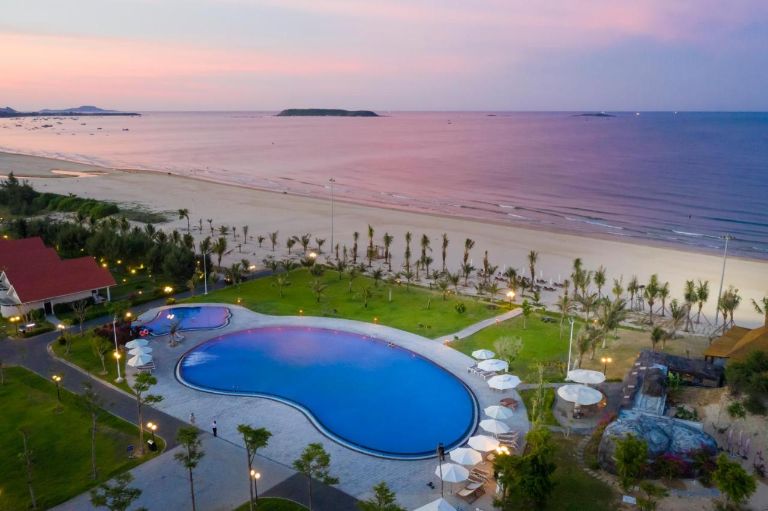 Bể bơi giáp biển là view sống ảo bạn không nên bỏ lỡ khi tới nghỉ dưỡng tịa resort Tuy Hòa này.
