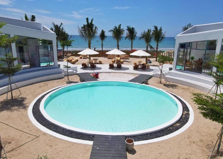 Resort sở hữu một hồ bơi lớn, thiết kế bắt mắt và là góc "sống ảo" cực đẹp (nguồn: Booking.com).